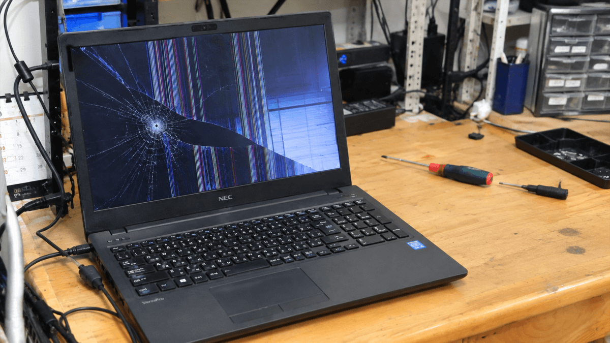 事例：ノートパソコンの液晶パネル破損